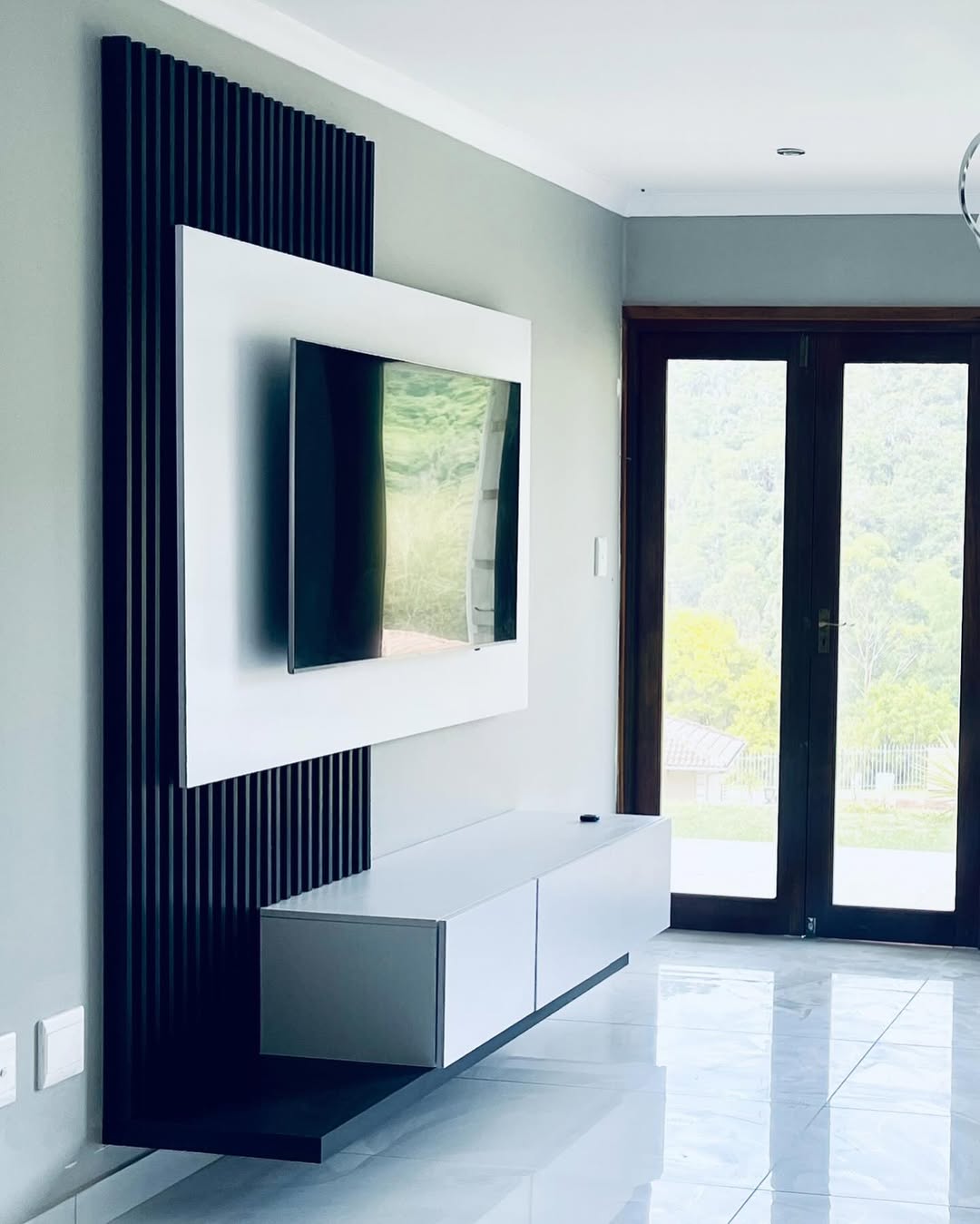 1.6M FLOATING TV STAND WHITE GLOSS