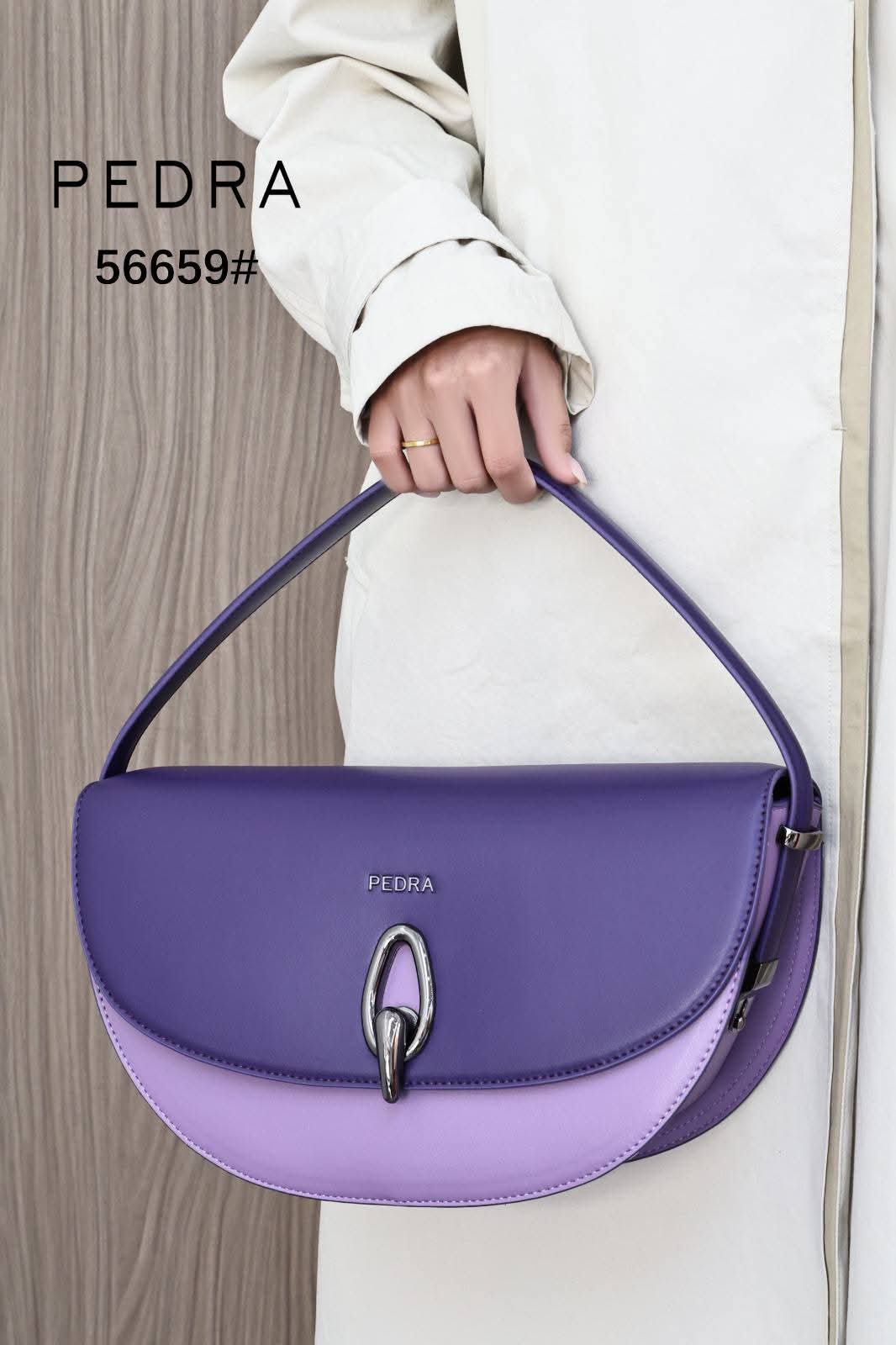 Half-moon / Curved shoulder handbag featuring a dual-tone or monochromatic leather panel design._9