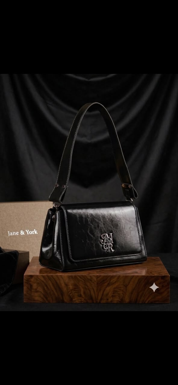 Shoulder bag / structured handbag featuring a geometric, slightly trapezoidal silhouette_3