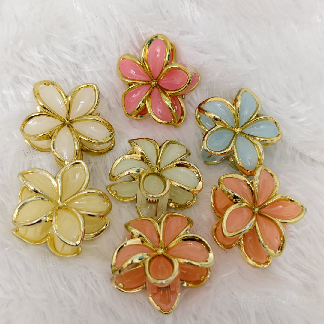 Small flower claw with gold line