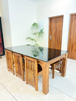 SPACE-SAVING 6-SEATER DINING SET