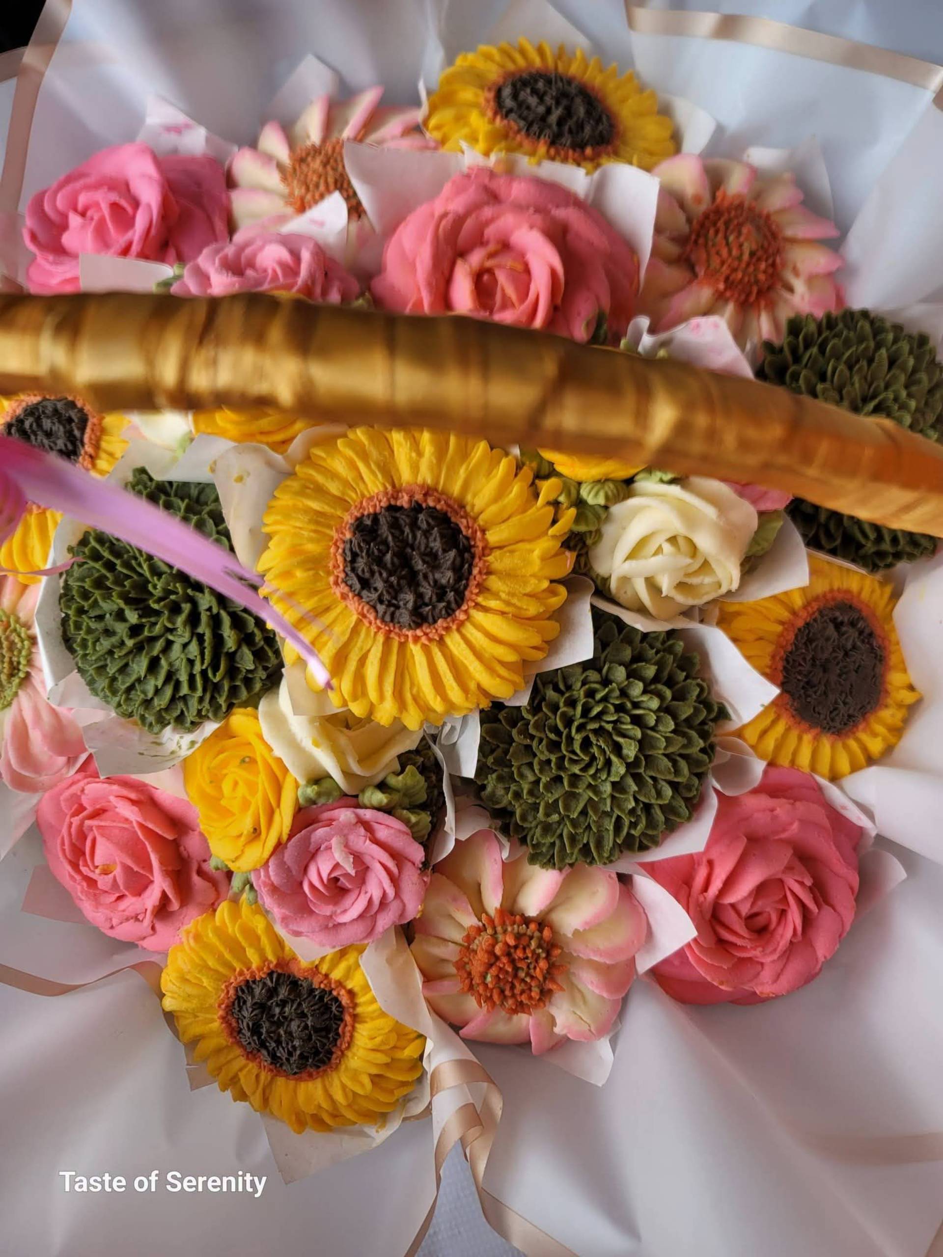 Luxury bloom bouquet -19 handcrafted floral cupcakes_0