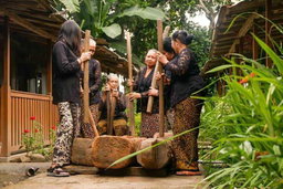 Banyuwangi Cultural Tour with a Walk in the Traditional Market of Osing Village