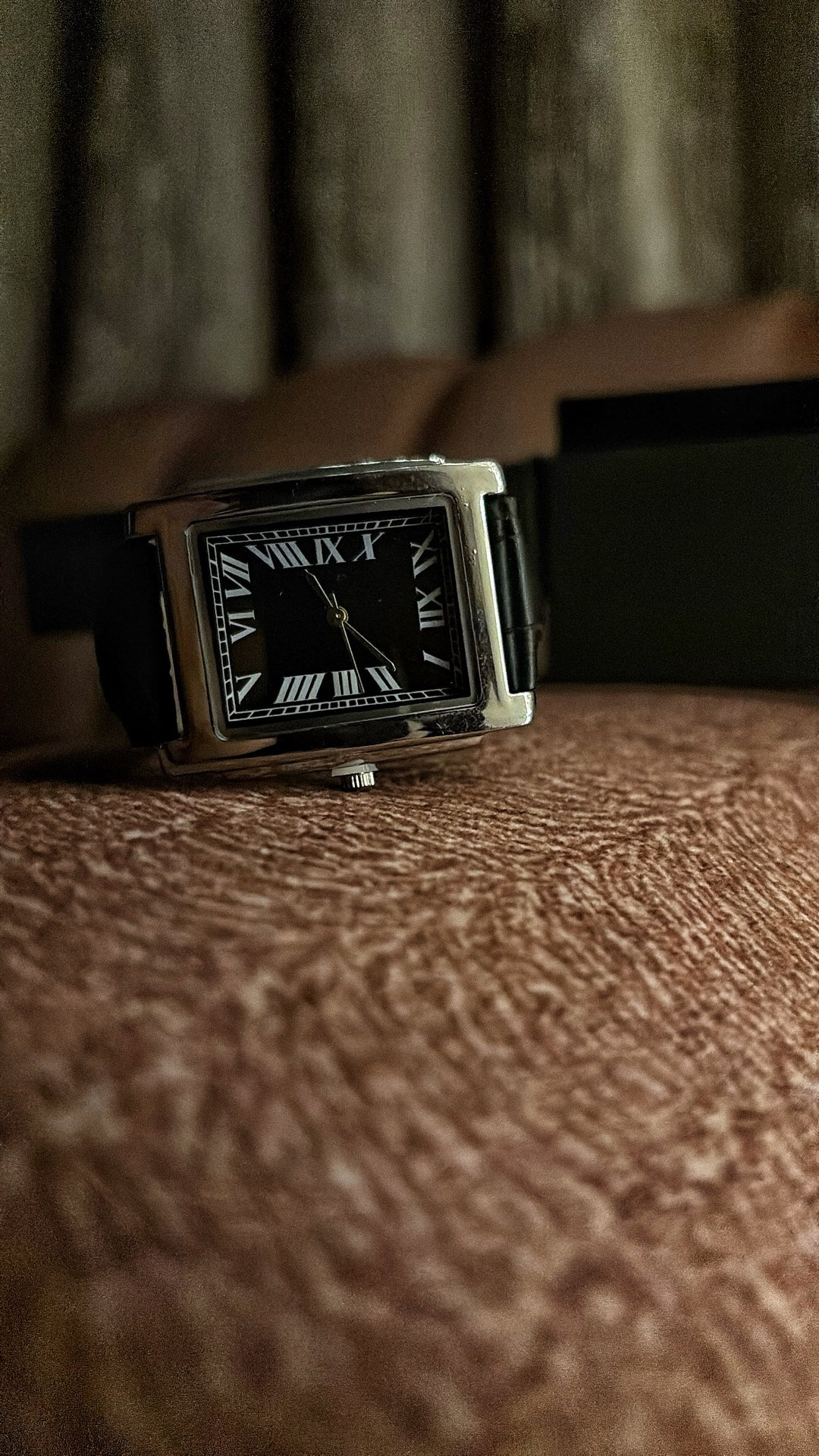 Veloria Classic Tank Watch |ساعة ڤيلوريا  الكلاسيكية -اسود