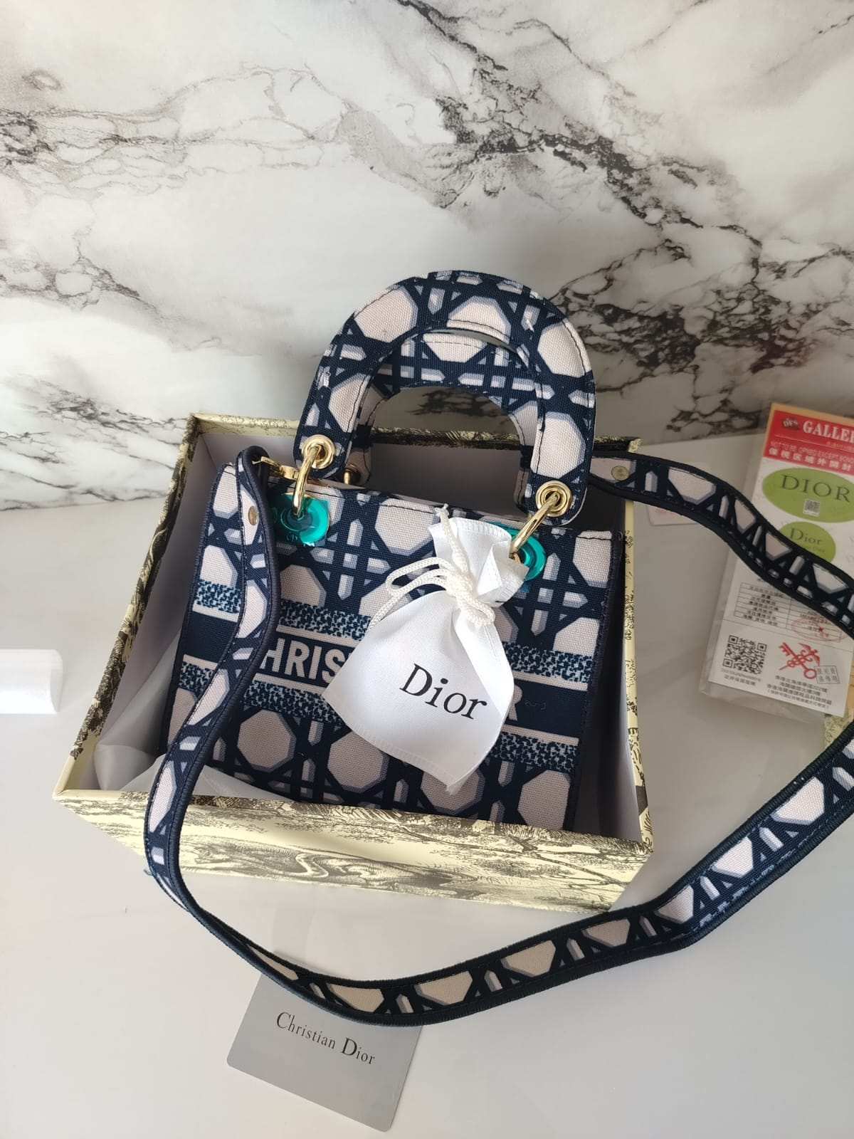 Dior white circle _1