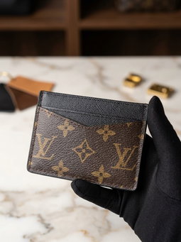 Lv cardholder brown 