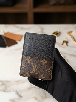 Lv cardholder brown 