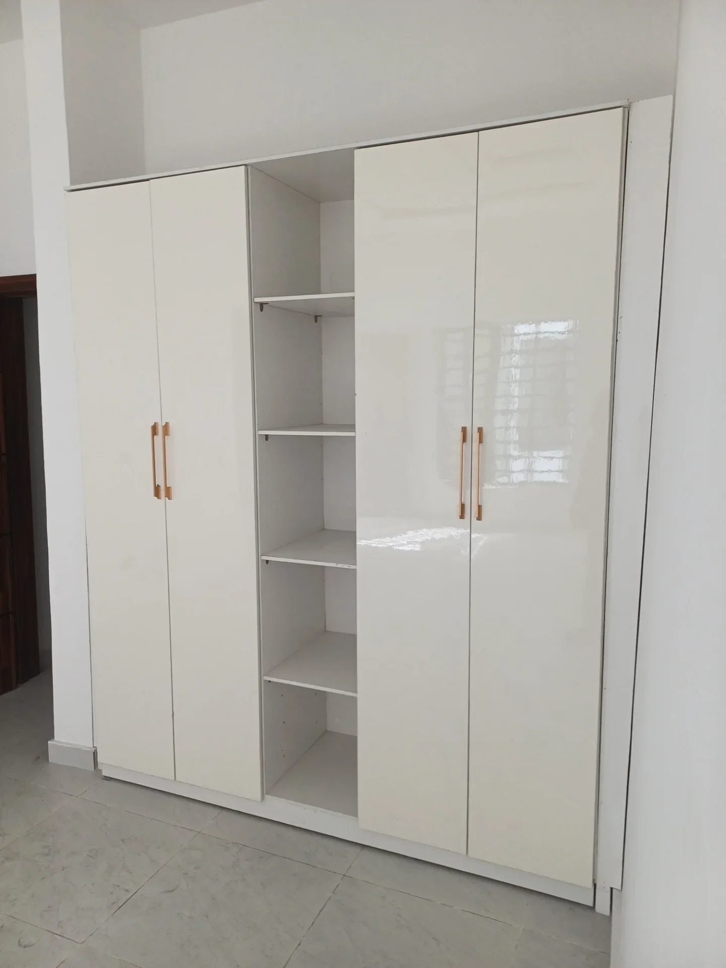 4 Door Built-In Wardrobe - Gloss White - Middle Open Shelves - Gold Handles