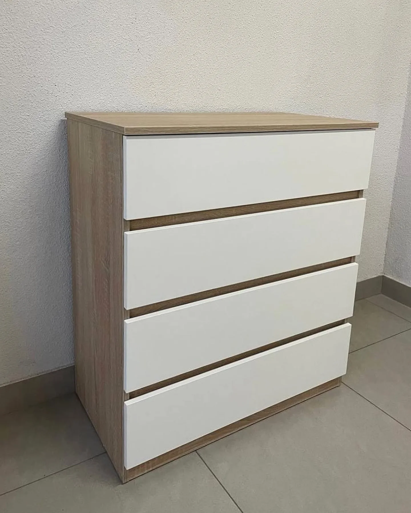 Modern Chest of Drawers - 4 Drawers - White Matte + Oak Wood Top - No Handles