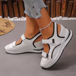 Women’s sport sandal / hybrid sneaker sandal