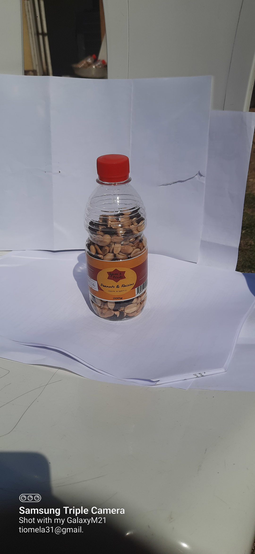 PEANUTS & RAISINS