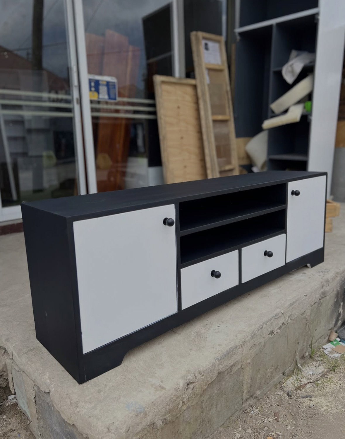 Tv stand 