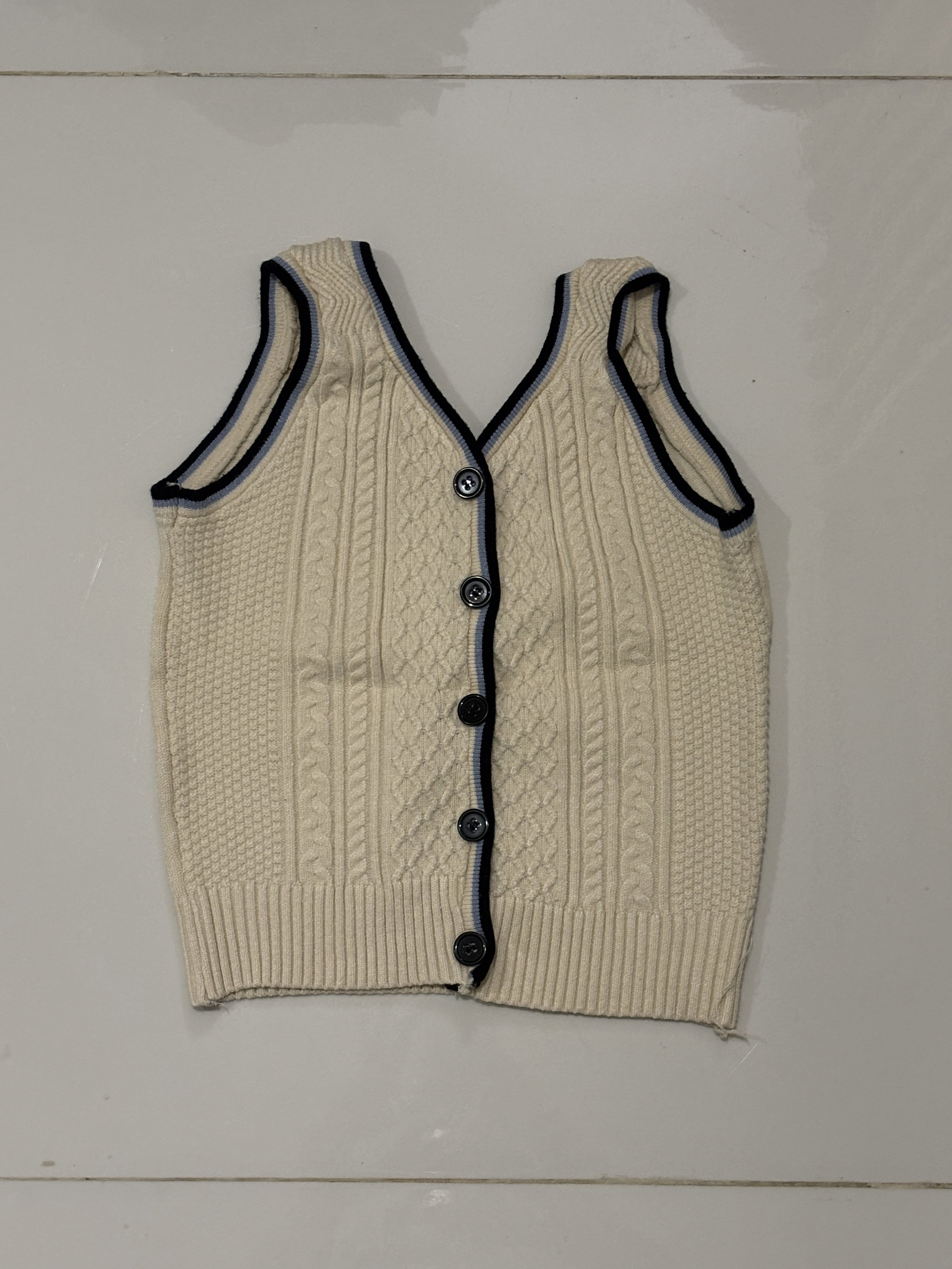 B30 - Cable Knit Sweater Vest _0