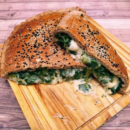 Calzone integral de pollo con queso y pesto_0