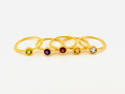 Anillo de plata con baño en oro y piedras preciosas y semipreciosas
