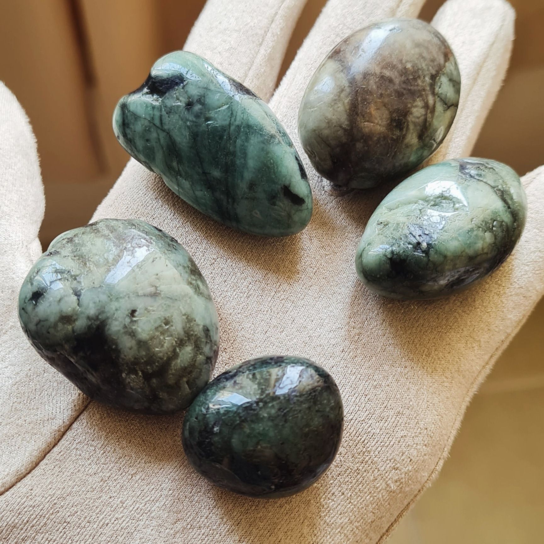 Emerald Tumbled Stone_0