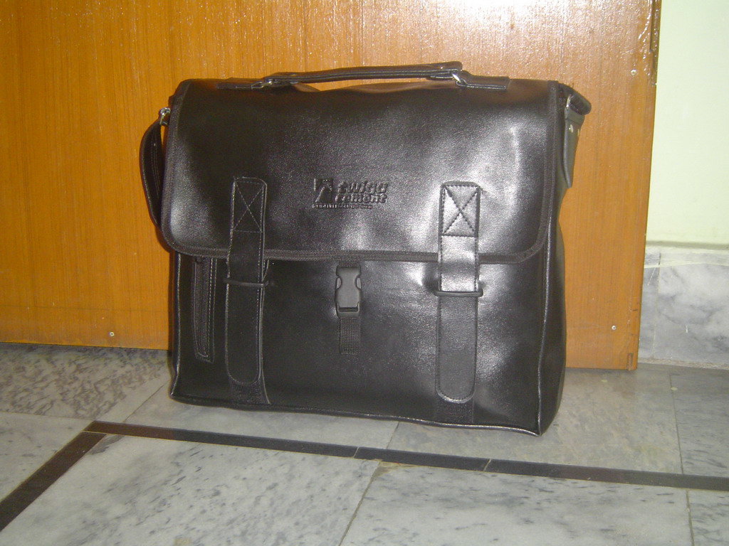 PAKA Men's Vintage Leather Satchel 17" Messenger Bag
