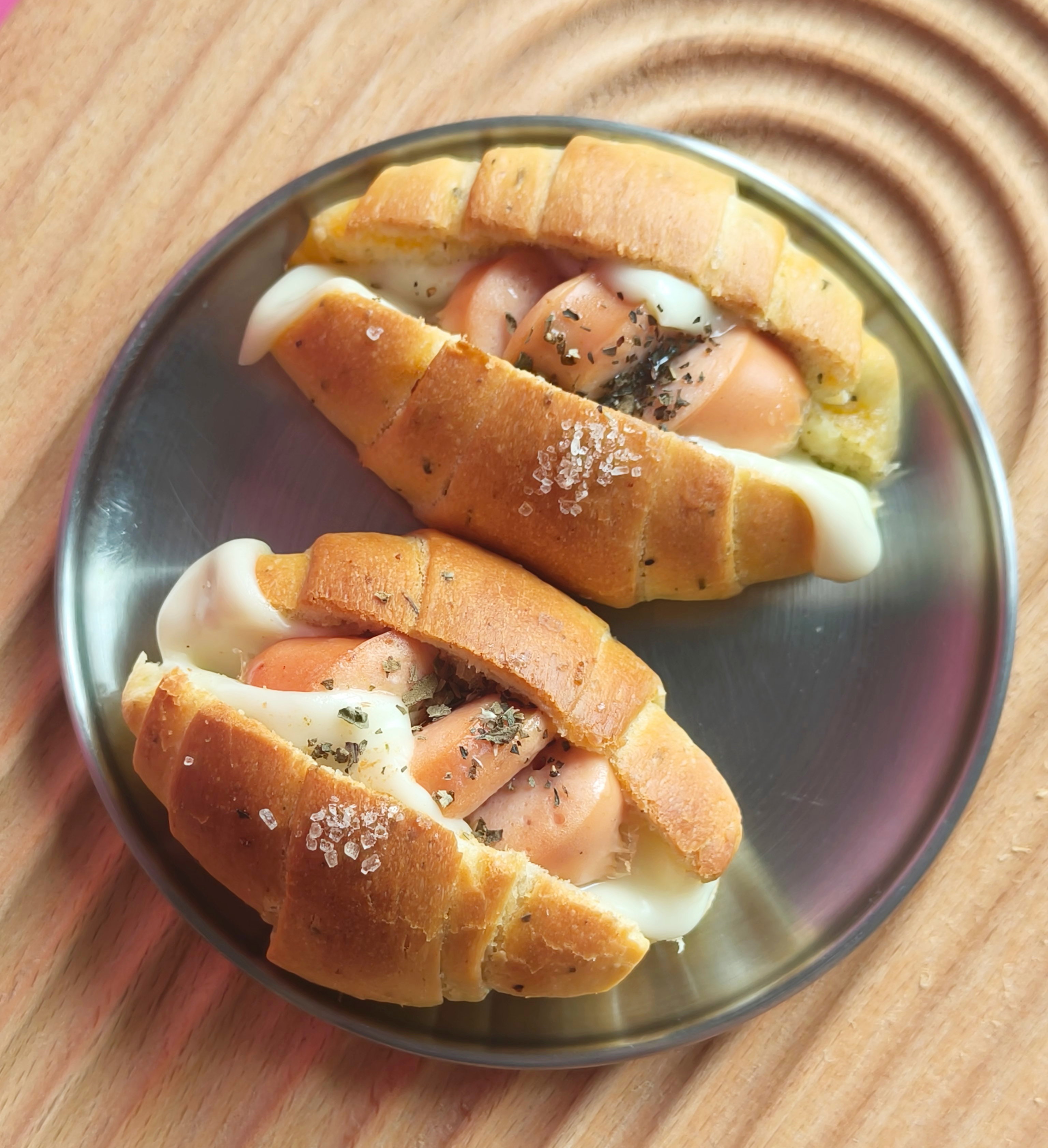 Basil mini Shio pan with sausage - 1 pcs