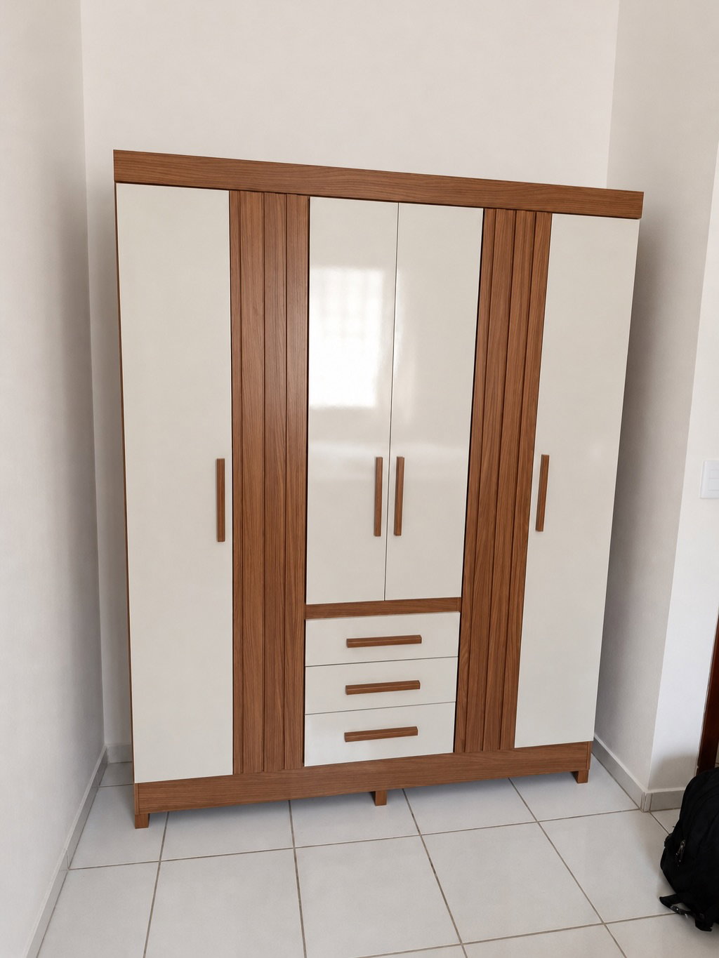 4-Door Off-White & Walnut Wardrobe - 3 Drawer
