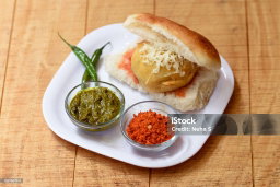 Mumbai Special Vadapav – Spicy, Crispy & Irresistible! 🍔