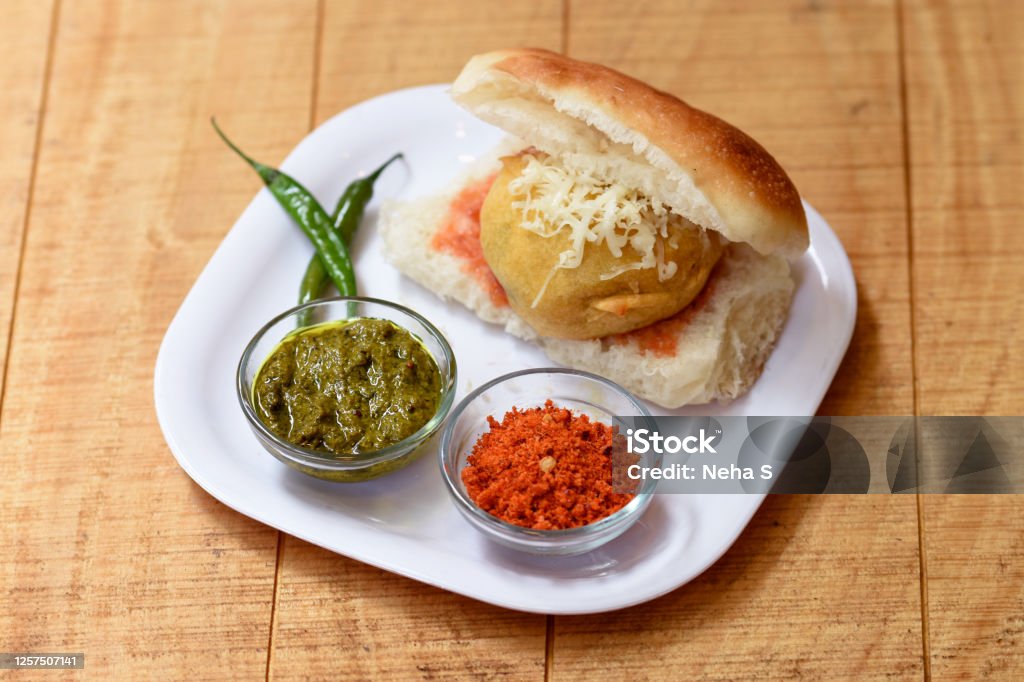 Mumbai Special Vadapav – Spicy, Crispy & Irresistible! 🍔