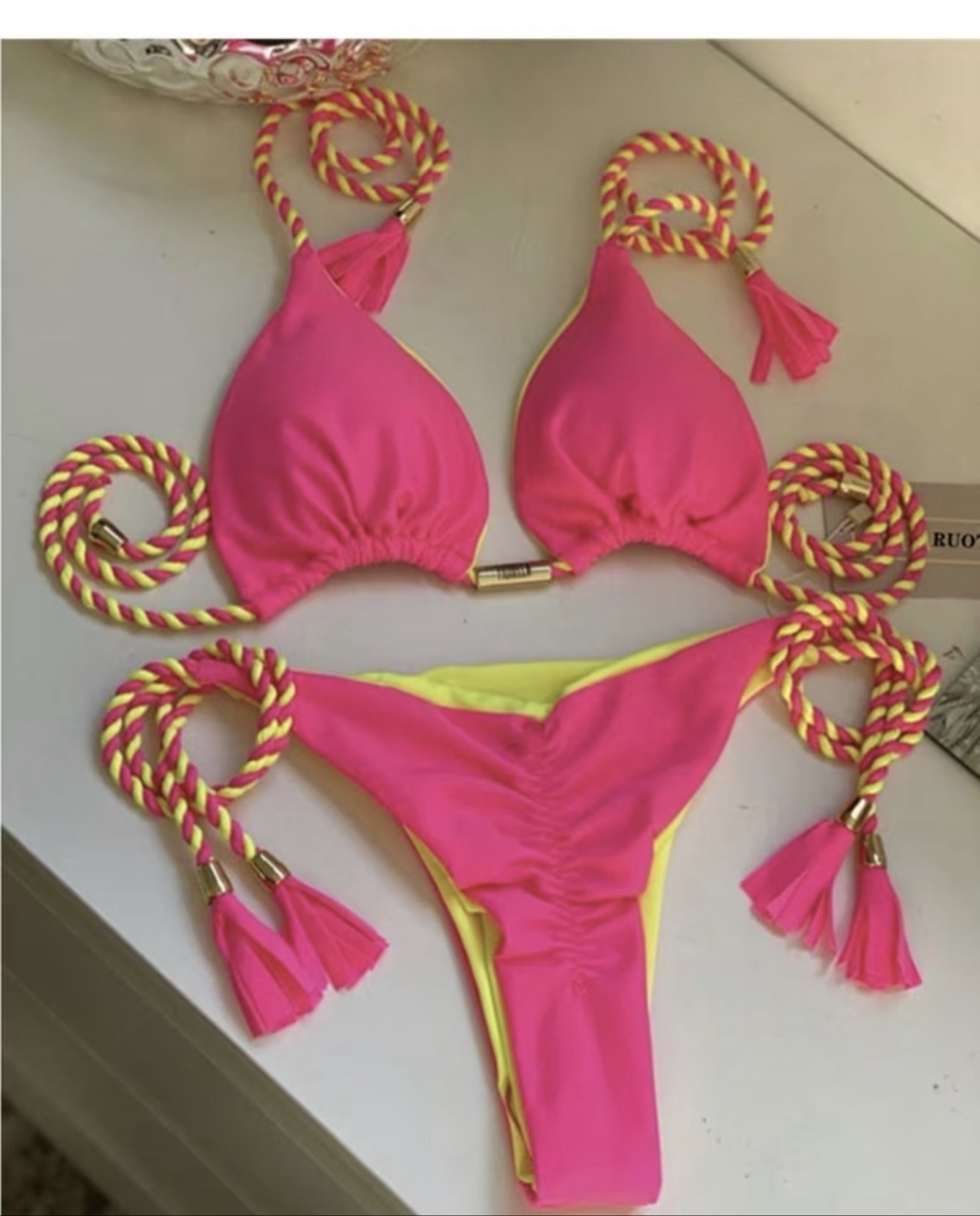 Bikinis (M)