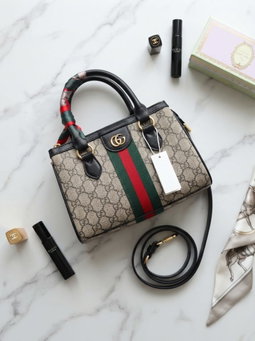 Gucci beige with keyring 